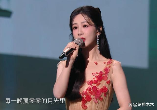 跨年舞台女星狂卷造型，赵露思穿搭超60万，杨紫礼服引不满