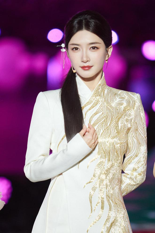 央视跨年夜：唐嫣最婉约，玲花最豪迈，刘涛最美艳