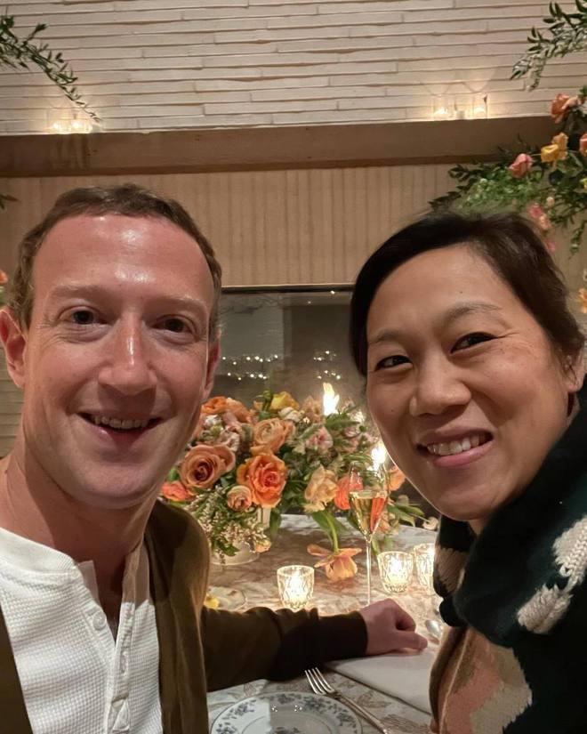 扎克伯格享烛光晚餐，38岁华裔爱妻素颜出镜