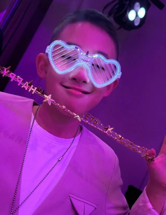 应采儿晒新年全家福，穿亲子装好有爱