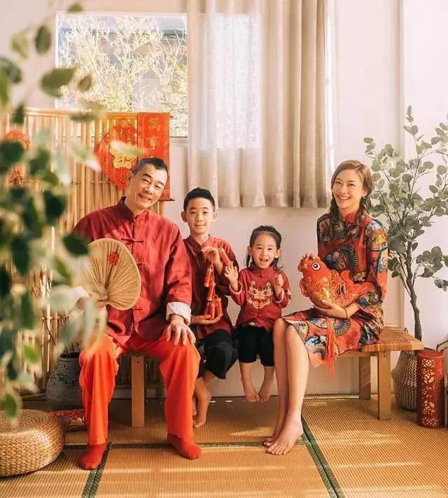 应采儿晒新年全家福，穿亲子装好有爱