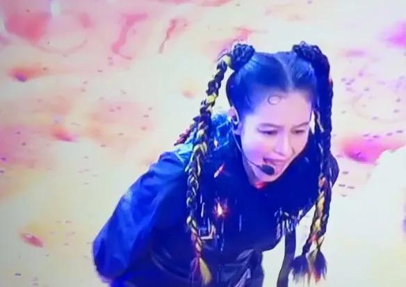 48岁徐若瑄亮相日本节目跨年舞台唱跳！网友评：好拼