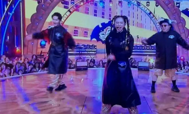 48岁徐若瑄亮相日本节目跨年舞台唱跳！网友评：好拼