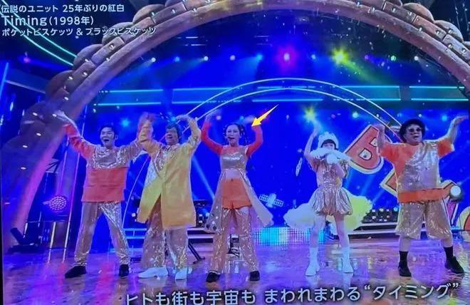 48岁徐若瑄亮相日本节目跨年舞台唱跳！网友评：好拼