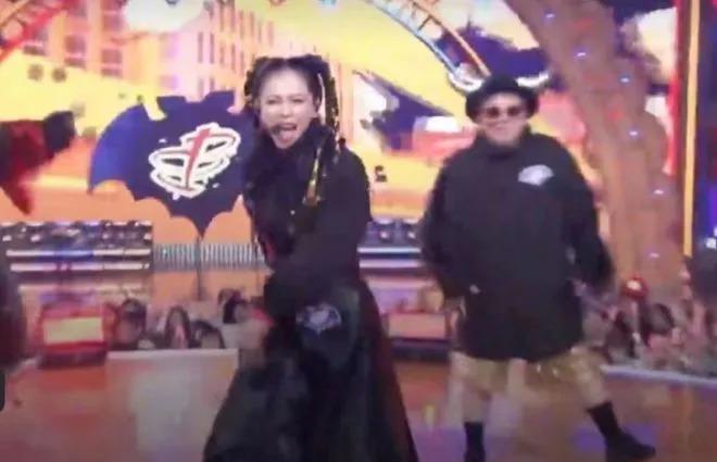 48岁徐若瑄亮相日本节目跨年舞台唱跳！网友评：好拼