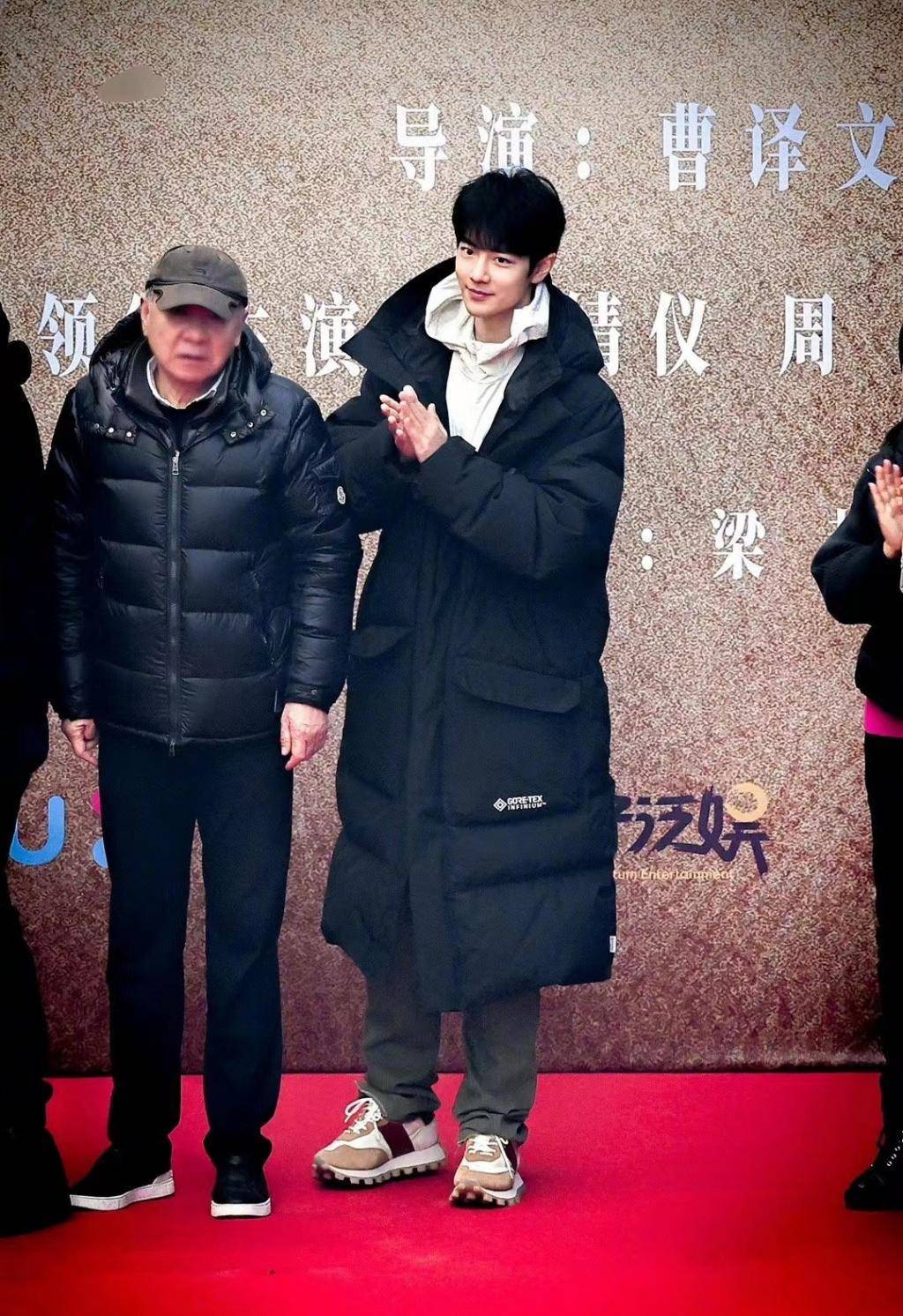 肖战新剧开机路透 面带微笑状态好