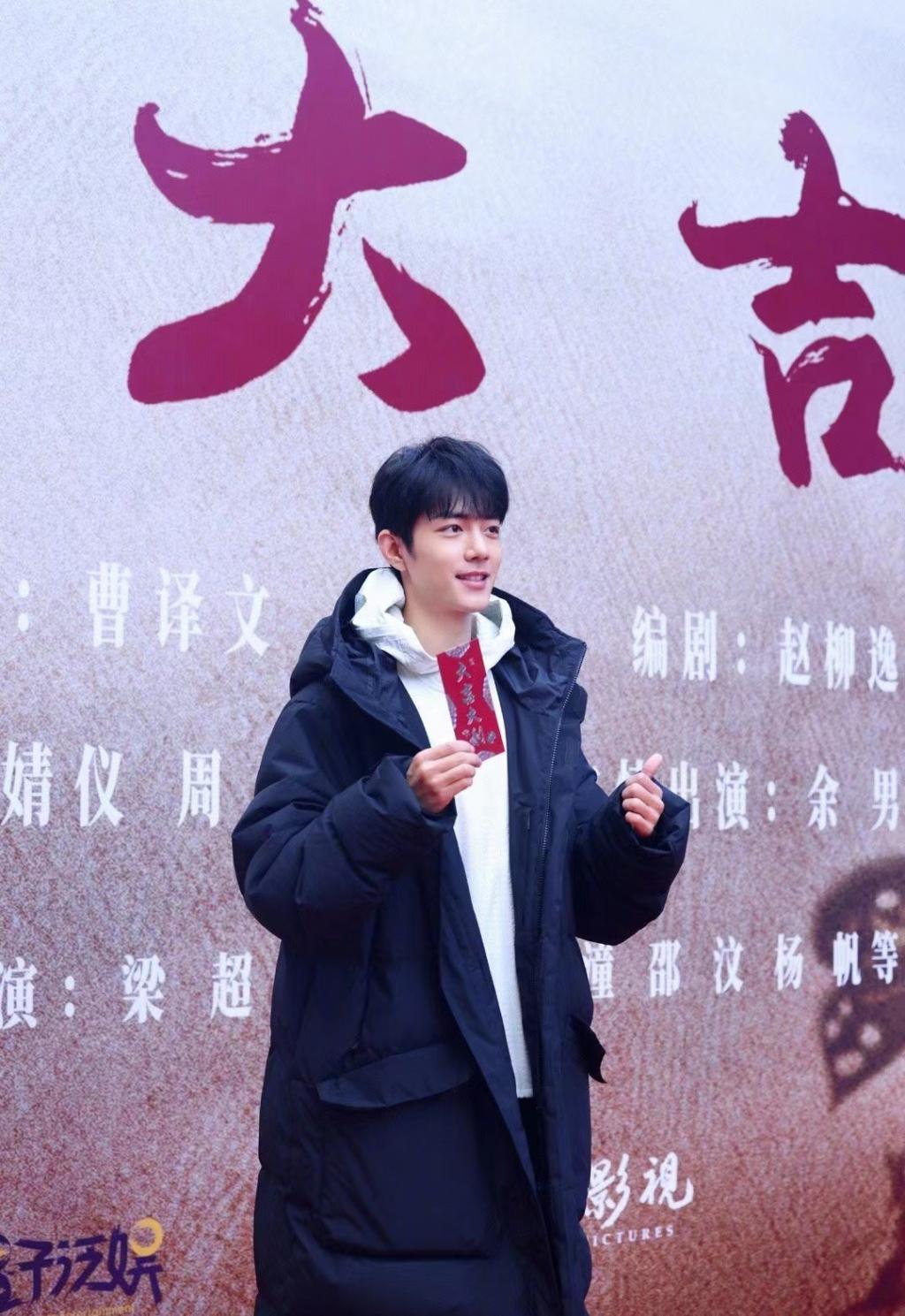 肖战新剧开机路透 面带微笑状态好