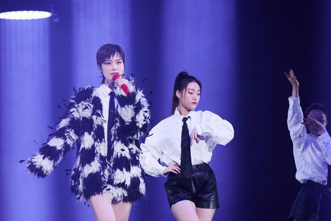 四川新年音乐会：李宇春下身失踪，张韶涵神女降临