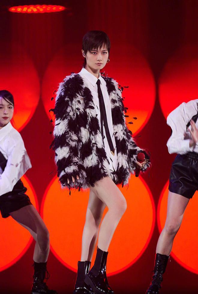 四川新年音乐会：李宇春下身失踪，张韶涵神女降临