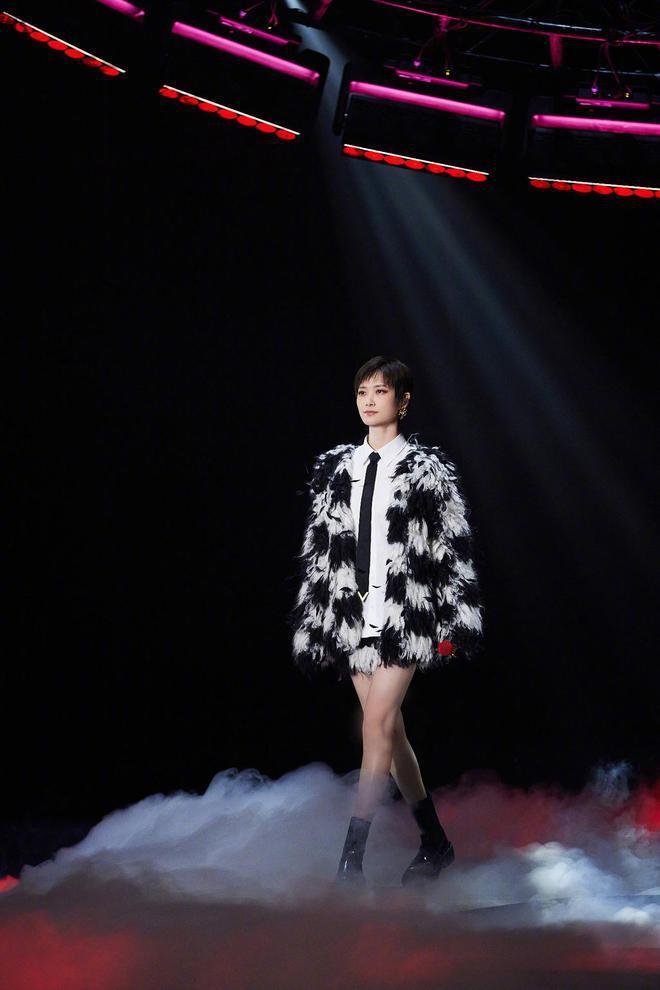 四川新年音乐会：李宇春下身失踪，张韶涵神女降临