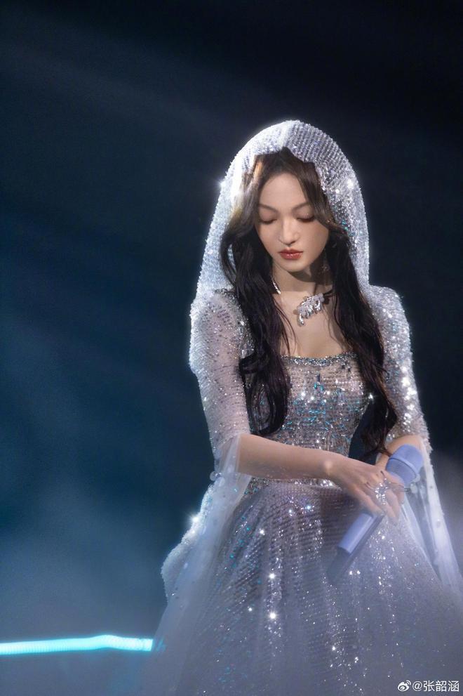 四川新年音乐会：李宇春下身失踪，张韶涵神女降临