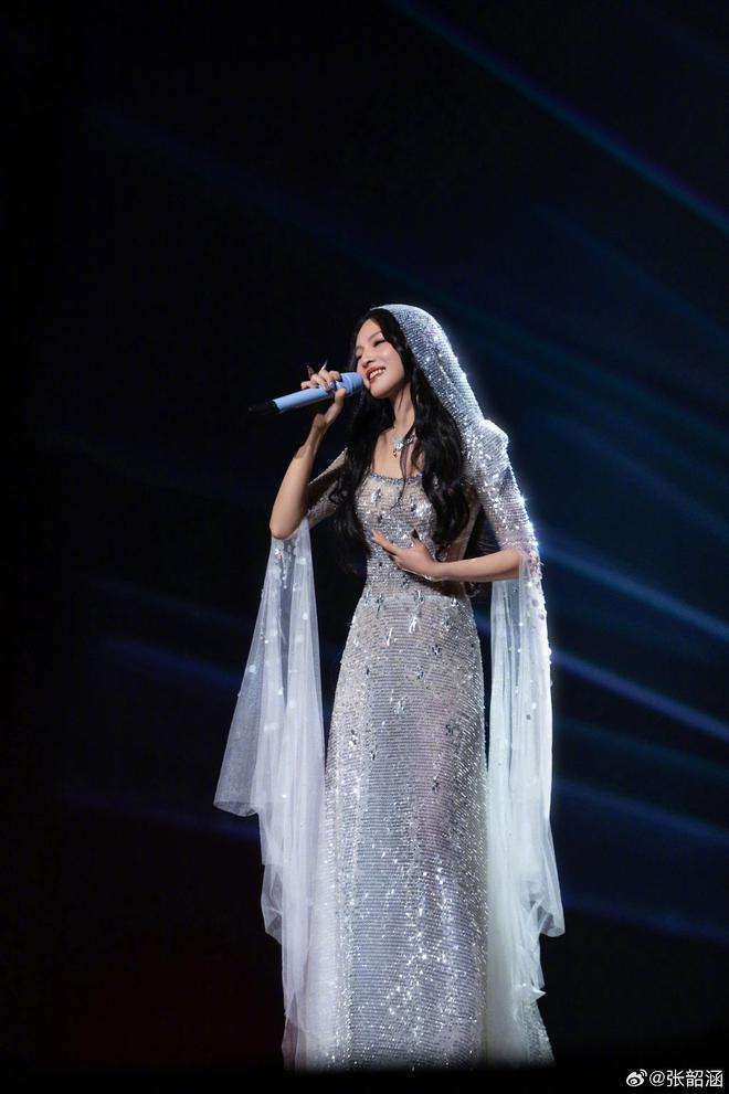 四川新年音乐会：李宇春下身失踪，张韶涵神女降临