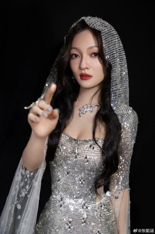 四川新年音乐会：李宇春下身失踪，张韶涵神女降临