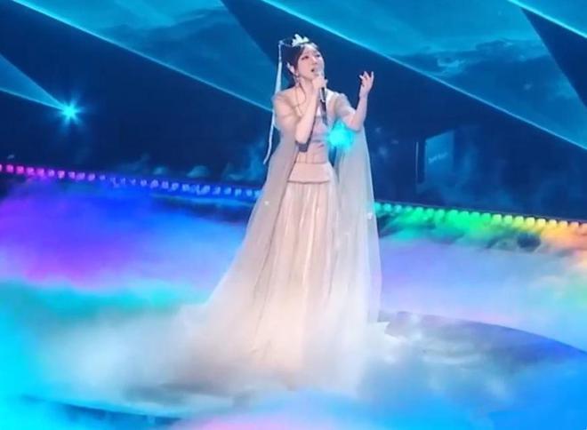 四川新年音乐会：李宇春下身失踪，张韶涵神女降临