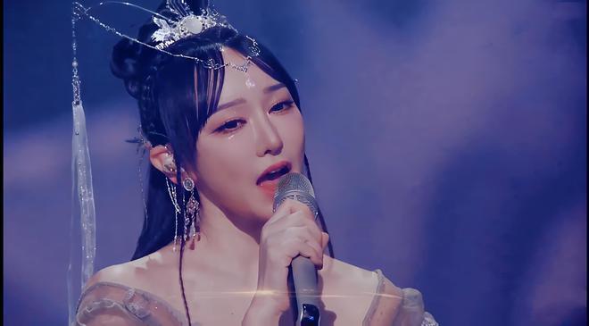 四川新年音乐会：李宇春下身失踪，张韶涵神女降临