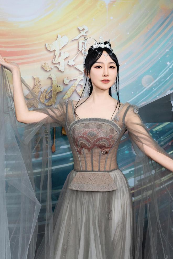 四川新年音乐会：李宇春下身失踪，张韶涵神女降临