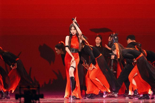 四川新年音乐会：李宇春下身失踪，张韶涵神女降临