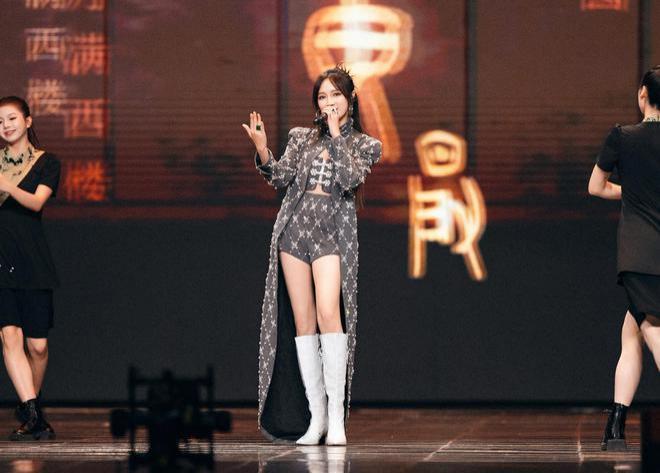 四川新年音乐会：李宇春下身失踪，张韶涵神女降临