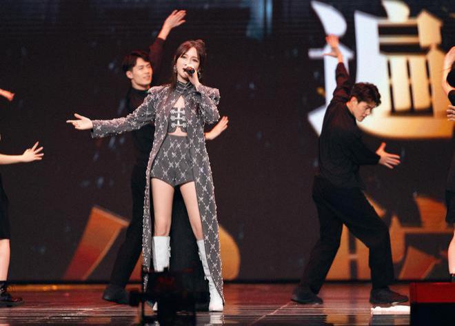 四川新年音乐会：李宇春下身失踪，张韶涵神女降临