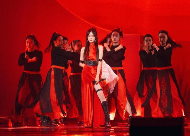 四川新年音乐会：李宇春下身失踪，张韶涵神女降临