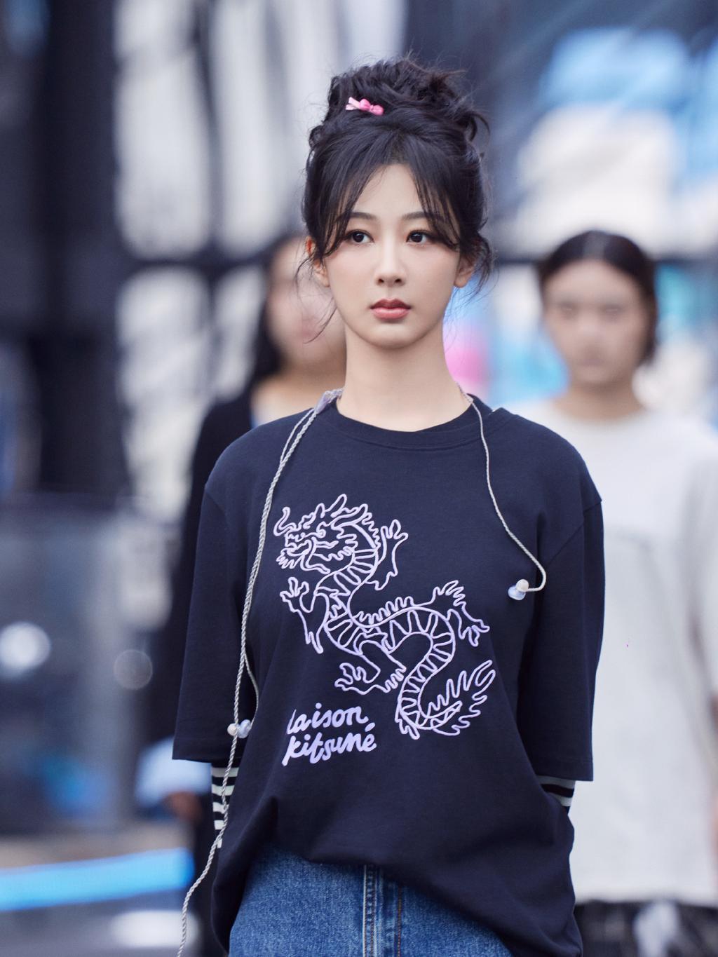 杨紫盘发造型乖巧可爱 私服穿搭舒适随性
