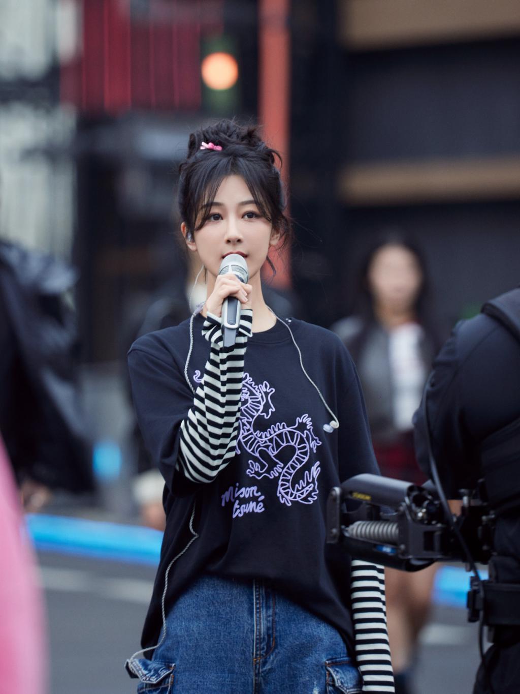 杨紫盘发造型乖巧可爱 私服穿搭舒适随性