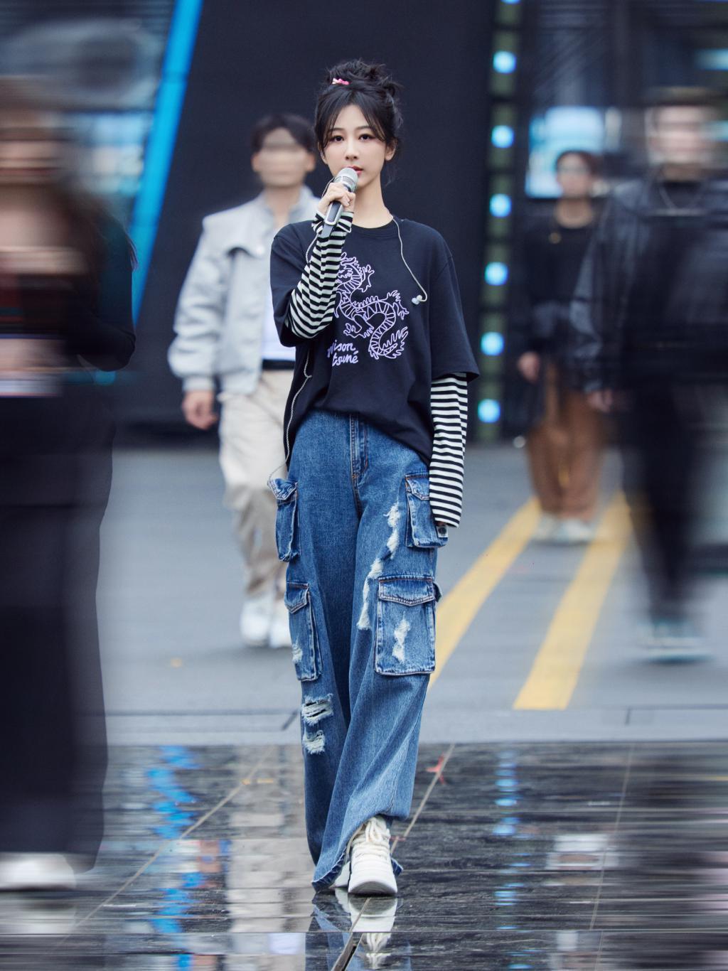 杨紫盘发造型乖巧可爱 私服穿搭舒适随性