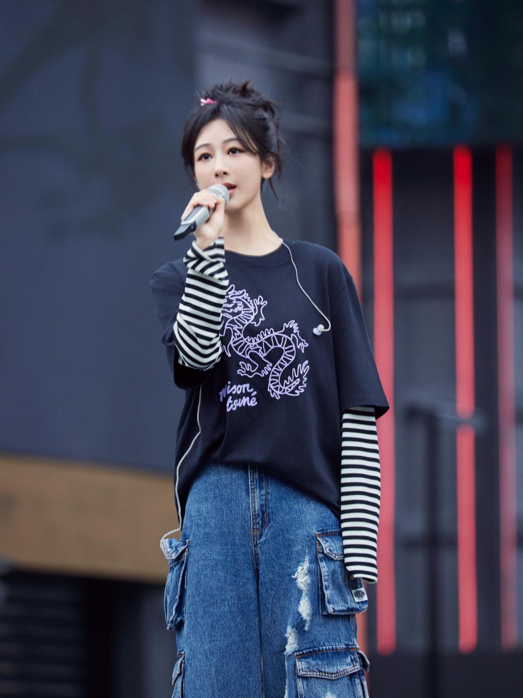 杨紫盘发造型乖巧可爱 私服穿搭舒适随性