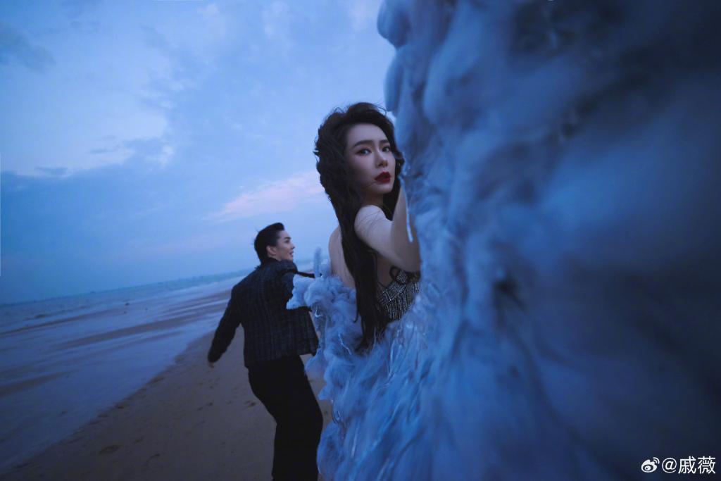 戚薇李承铉海边秀恩爱！牵手相拥甜度拉满