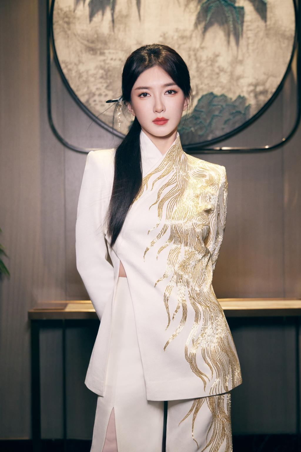 江疏影新中式造型好优雅 戴金簪温柔迷人