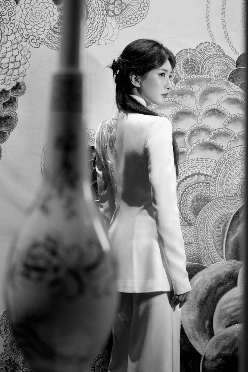 江疏影新中式造型好优雅 戴金簪温柔迷人