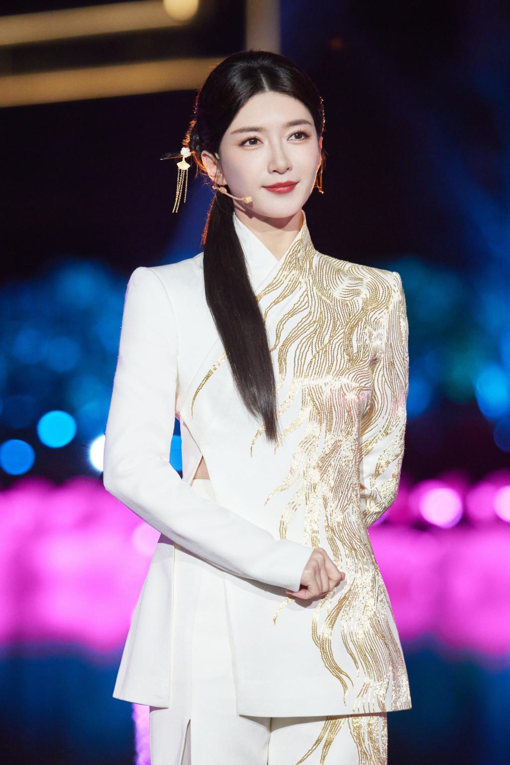 江疏影新中式造型好优雅 戴金簪温柔迷人