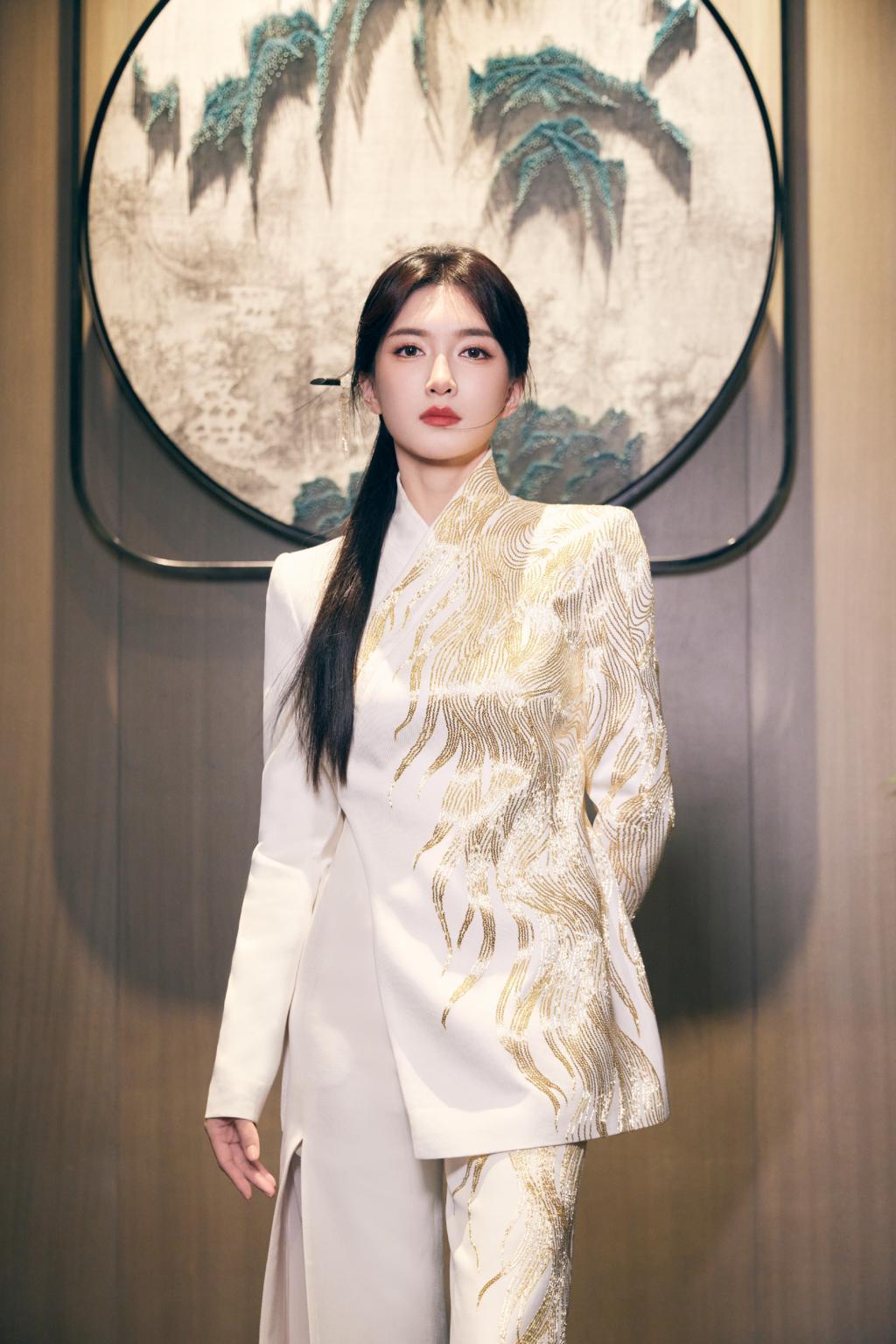 江疏影新中式造型好优雅 戴金簪温柔迷人