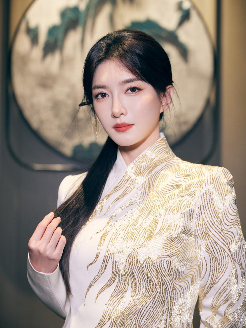 江疏影新中式造型好优雅 戴金簪温柔迷人