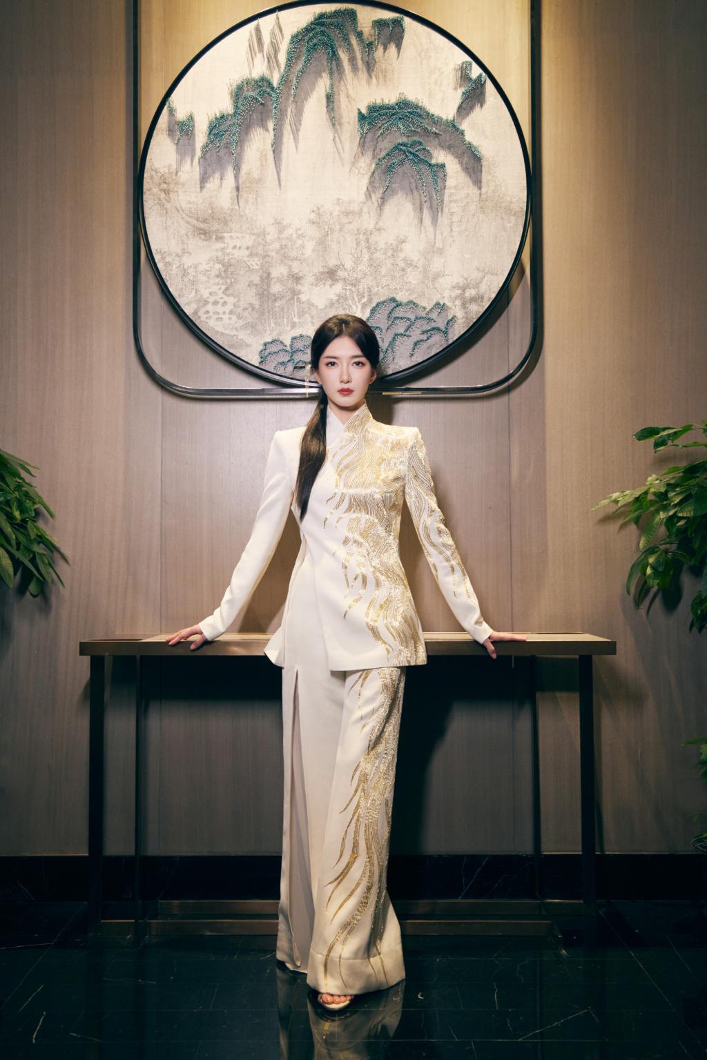 江疏影新中式造型好优雅 戴金簪温柔迷人