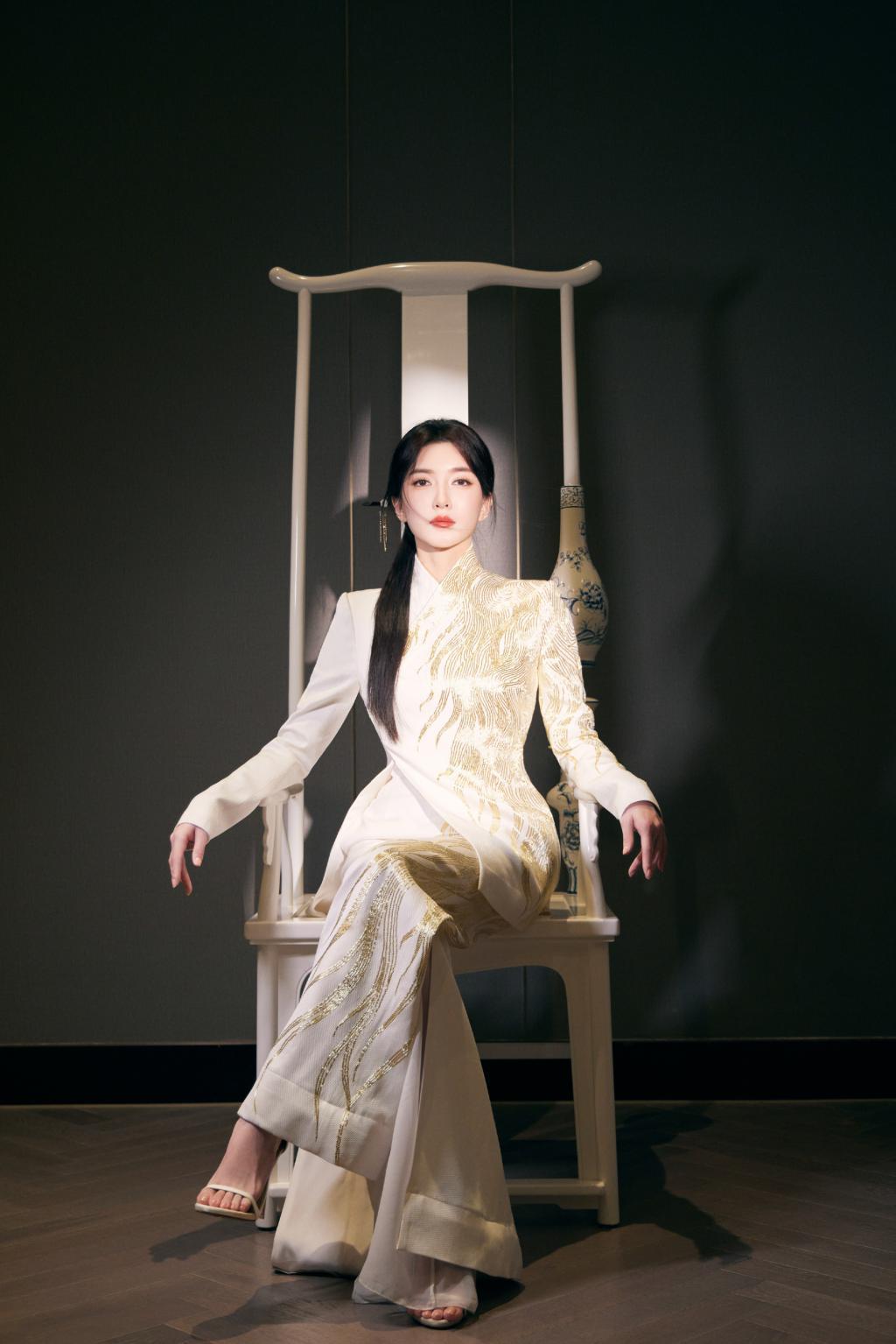 江疏影新中式造型好优雅 戴金簪温柔迷人