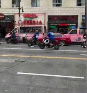 美国男星大街上遭群殴，以1敌5被摁着打，发文要求警方彻查