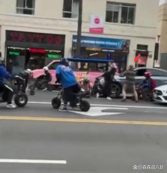 美国男星大街上遭群殴，以1敌5被摁着打，发文要求警方彻查