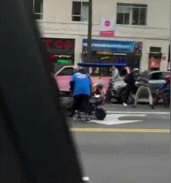 美国男星大街上遭群殴，以1敌5被摁着打，发文要求警方彻查