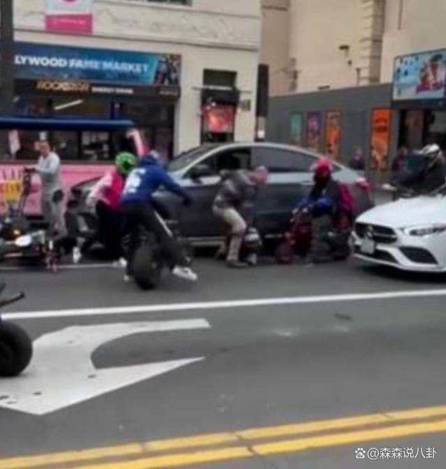 美国男星大街上遭群殴，以1敌5被摁着打，发文要求警方彻查