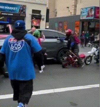 美国男星大街上遭群殴，以1敌5被摁着打，发文要求警方彻查