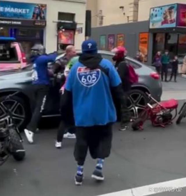 美国男星大街上遭群殴，以1敌5被摁着打，发文要求警方彻查