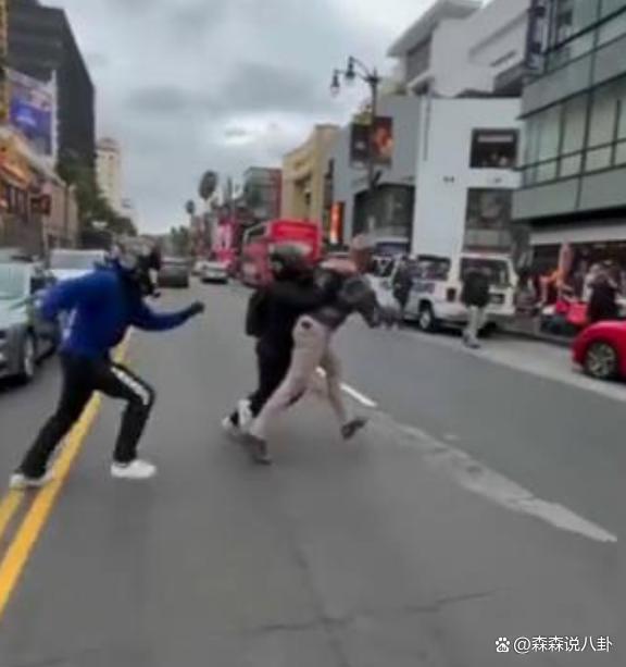 美国男星大街上遭群殴，以1敌5被摁着打，发文要求警方彻查