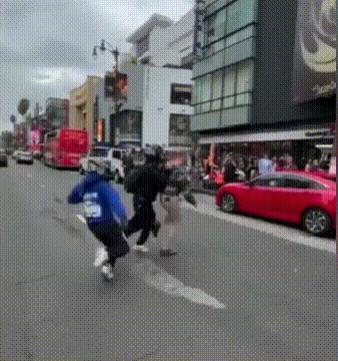 美国男星大街上遭群殴，以1敌5被摁着打，发文要求警方彻查