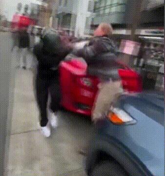 美国男星大街上遭群殴，以1敌5被摁着打，发文要求警方彻查