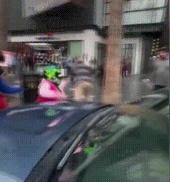 美国男星大街上遭群殴，以1敌5被摁着打，发文要求警方彻查