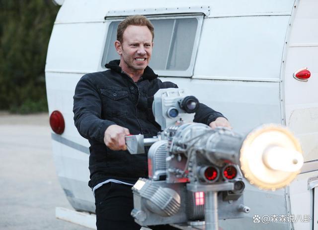 美国男星大街上遭群殴，以1敌5被摁着打，发文要求警方彻查