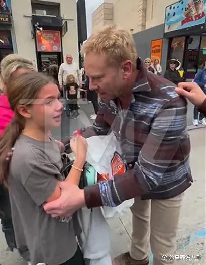 美国男星大街上遭群殴，以1敌5被摁着打，发文要求警方彻查