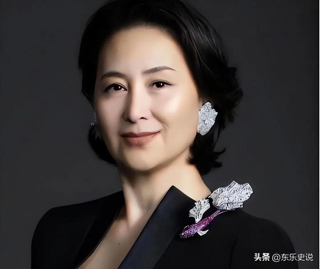 何超琼现身哈尔滨酒吧，一杯酒彰显江湖霸气，谢霆锋对其鞠躬