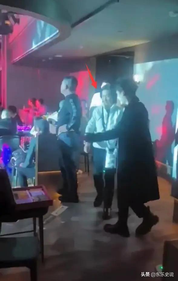 何超琼现身哈尔滨酒吧，一杯酒彰显江湖霸气，谢霆锋对其鞠躬